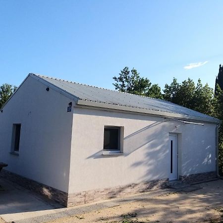 Manjsa Hisa Savudrija Alberi Zraven Petram Naselja Crveni Vrh Exterior foto